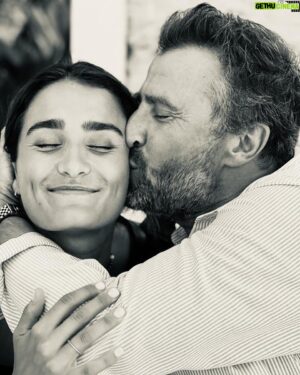 Alexandre Brasseur Instagram - La paix, l’Amour, l’avenir. Ma fille ! 🌱❤️

📷 @dr.jerome.paris.sw