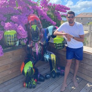 Alexandre Giudi Instagram - Debout ou accroupi on est de retour sur l’île de beautee avec Mister Kong 🦍 ! Le tricot c’est pas pour nous😈! Bisous mes pitous d’amour🍀🥷🏻💕 // Photo by @papini.jacquesjean