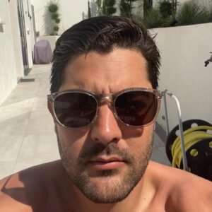 Alexandre Giudi Instagram - Sous un soleil de piment🌶 avec mon arrosoir en détente, ufff
