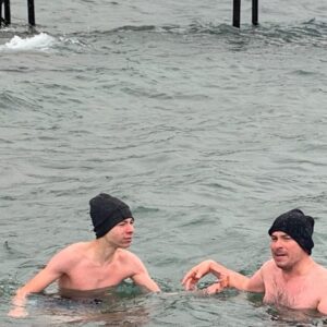Alexandre Jollien Instagram - L'art de se laisser flotter...

Glaglagla, froid, houle et ... détachement.

"Papa, laisse venir les vagues, c'est comme les pensées, laisse passer, sans résister, sans t'accrocher."

Au sec, au chaud, avalant une bonne tisane bien sucrée, je repense à Chögyam Trungpa...

Deux types de confiance:

1. Croire qu'il existe quelque part une bouée, un radeau.

2. Expérimenter intérieurement que l'on flotte.

En attendant, sans Augustin et les amis pas sûr que je serais rentré paisiblement à bon port.

Merci à toutes et à tous.

Merci aux deux Isabelle, Merci à Yves, Merci à Pierre pour ce grand saut hebdomadaire dans l'amitié.

Et merci au club des "givrés" qui nous a accueilli dans leur abri pour nous revigorer.

Ca fait chaud au coeur.