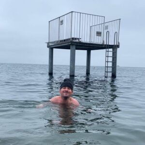 Alexandre Jollien Instagram - Lac Léman aujourd’hui 10,5 degré, parfait…

Merci à Victorine et à Augustin d’avoir oser le grand plongeon.

Et un tout grand bravo à Céleste qui est restée sur la rive : « Papa, c’est trop froid, je reste dehors. » Sacrée liberté, écouter la boussole intérieure ! Sacré courage, résister aux injonctions, ne pas outrepasser ses limites, se faire confiance, ne pas se laisser téléguider par les autres…

Merci à toutes et à tous.

Excellent week-end.

Ah oui, entre nous, une âme bien attentionnée m’a mis en garde hier soir : « Alex, fais gaffe, ne va pas au lac parce sinon au lieu d’avoir deux boules, tu vas te retrouver avec deux sorbets ! »

Le mental, l’ego a eu très très froid, même avant d’entrer dans l’eau, il grelottait. Serait-ce qu’il se les gèle dans son isolement ?

La solidarité sauve, elle réchauffe.

Merci infiniment !