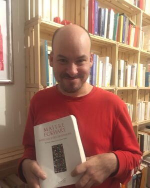 Alexandre Jollien Instagram - Achevé aujourd’hui les sermons de Maître Eckhart, immense mystique du XIIIème siècle.

Depuis des mois, ce guide, ce compagnon de route me conduit comme par la main. Je l’aime tellement. C'est dingue comme on peut être soutenu, épaulé par un être à des siècles de distance.

En pleine tempête, il a été là. Et combien de nuits d’insomnie ont été pacifiées par la voix de ma femme lisant ces lignes qui conduisent direct au fond du fond, dans la paix, le repos, le silence, loin du blabla mental, au-delà des mots.

Merci à Laurent Jouvet, traducteur et commentateur hors pair du mystique rhénan.

Merci à Corine qui, chaque jour, a lu sur whatsapp un sermon.

Un immense merci aussi pour votre soutien, vos paroles à l’occasion du départ de ma maman. Vraiment merci de tout coeur. C’est si précieux.

J’ai du boulot pour connaître le détachement eckhartien. Le face à face avec la fragilité de la vie m’a pas mal chamboulé. Et je me suis tapé rien moins que trois médecins en 5 jours pour être rassuré. Normalement, m’assure-t-on je devrais passer l’hiver.

Exercice spirituel… Confiance, abandon, légèreté, insouciance. Gratitude. Danser dans l’éphémère, au cœur de l’incertitude.

Bisous à toutes à tous.

PS. Eckhart Tolle a choisi son prénom en hommage je crois à Maître Eckhart. Le premier est notre contemporain, le second est mon pote du XIIIème siècle.