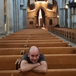 Alexandre Jollien Instagram - Sur les chemins de Nietzsche…
A l'ombre de la cathédrale, un peu crevé, je tourne et retourne une question: Quels exercices spirituels aident vraiment au quotidien?
"Vanité des vanités, disait Cohélet ; vanité des vanités ; tout est vanité !"
Combien de fois, en Corée, ai-je médité ces mots libérateurs de l'Ecclésiaste? De longues heures… Qu'il pleuve, qu'il vente ou que le soleil tape comme aujourd'hui…
Au fond, c'est le viatique ramené de Séoul… 
"Vanité des vanités, tout est vanité"… Et il nous faut nous libérer de l'espoir de fabriquer une solution au tragique de l'existence pour trouver la joie ici, maintenant et nous donner aux autres.
De même quand les bouddhistes disent que le samsara est irréparable, ils dégagent un itinéraire de libération génial.
Ne pas bricoler une spiritualité, ne pas calmer son ego à coup de tranquillisants idéologiques mais oser être un immense oui.
Vanité des vanités; tout est vanité… sauf la solidarité.
Prenez soin de vous. Prenons soin de nous.
Merci pour tout.
Bisous