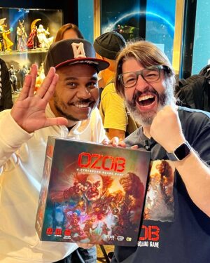Alexandre Ottoni Instagram - Esse dia foi incrível! Vocês não têm noção de como eu estava feliz e orgulhoso de convidar a galera para testar pela primeira vez OZOB - A CYBERPUNK BOARD GAME!

Nosso primeiro jogo de tabuleiro, desenvolvido pelas mentes brilhantes de @jordyadann e @orenatosimoes, da Uaipiá Studios, e com arte, design gráfico e esculturas pela @ironstudios, que está chegando no segundo semestre.

(Os componentes ainda são protótipos, não é a versão final de fábrica)

Foi incrível ver todo mundo se divertindo de verdade, comemorando lances como se fosse um gol com gritos de alegria em uníssono. Que sensação gostosa de compartilhar com a galera o resultado de anos de trabalho de tanta gente talentosa e ver a alegria da galera enchendo o ambiente.

Obrigado a todos que estiveram lá para prestigiar esse  dia tão especial para um nerd que AMA jogos com todo coração! ❤️🤡💥
 
#ozob #boardgame #jovemnerd #cyberpunk