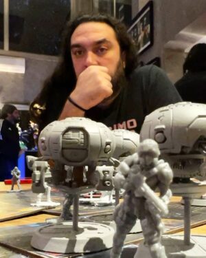 Alexandre Ottoni Instagram - Esse dia foi incrível! Vocês não têm noção de como eu estava feliz e orgulhoso de convidar a galera para testar pela primeira vez OZOB - A CYBERPUNK BOARD GAME!

Nosso primeiro jogo de tabuleiro, desenvolvido pelas mentes brilhantes de @jordyadann e @orenatosimoes, da Uaipiá Studios, e com arte, design gráfico e esculturas pela @ironstudios, que está chegando no segundo semestre.

(Os componentes ainda são protótipos, não é a versão final de fábrica)

Foi incrível ver todo mundo se divertindo de verdade, comemorando lances como se fosse um gol com gritos de alegria em uníssono. Que sensação gostosa de compartilhar com a galera o resultado de anos de trabalho de tanta gente talentosa e ver a alegria da galera enchendo o ambiente.

Obrigado a todos que estiveram lá para prestigiar esse  dia tão especial para um nerd que AMA jogos com todo coração! ❤️🤡💥
 
#ozob #boardgame #jovemnerd #cyberpunk