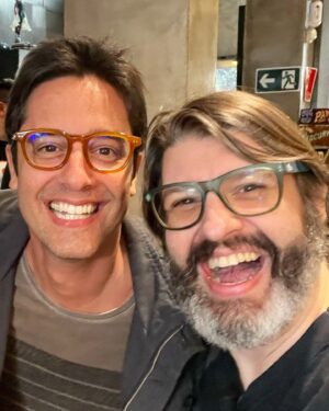 Alexandre Ottoni Instagram - Esse dia foi incrível! Vocês não têm noção de como eu estava feliz e orgulhoso de convidar a galera para testar pela primeira vez OZOB - A CYBERPUNK BOARD GAME!

Nosso primeiro jogo de tabuleiro, desenvolvido pelas mentes brilhantes de @jordyadann e @orenatosimoes, da Uaipiá Studios, e com arte, design gráfico e esculturas pela @ironstudios, que está chegando no segundo semestre.

(Os componentes ainda são protótipos, não é a versão final de fábrica)

Foi incrível ver todo mundo se divertindo de verdade, comemorando lances como se fosse um gol com gritos de alegria em uníssono. Que sensação gostosa de compartilhar com a galera o resultado de anos de trabalho de tanta gente talentosa e ver a alegria da galera enchendo o ambiente.

Obrigado a todos que estiveram lá para prestigiar esse  dia tão especial para um nerd que AMA jogos com todo coração! ❤️🤡💥
 
#ozob #boardgame #jovemnerd #cyberpunk