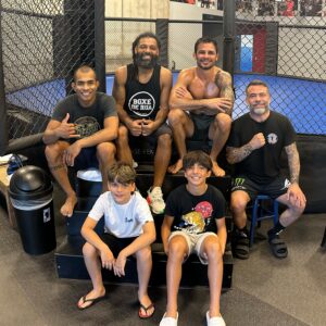 Alexandre Pantoja Instagram - Quanto mais me dedico, mais confiante eu fico! 

@parrumpaatt @ivan_de_oliveira_boxe @macarraodossantos @evertonvvoliveira @americantopteam @zilla_zord @capoeiraleo 

Dia do filho ir para o trabalho dos pais. Esses meninos são uma das maiores motivações da minha vida e hoje não foi diferente. Confesso que estou cansado dos treinos da semana, porém a presença deles me fez querer mostrar o melhor de mim para eles sempre. 

#ufc #ufc301 #takeyourchildtoworkday
