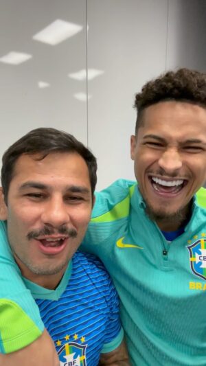 Alexandre Pantoja Instagram - Eu amo meu País, amo minha seleção! Quando garoto uma das poucas alegrias que eu tinha era ver a seleção do Brasil jogar. Hoje eu luto pelo meu País, e poder acompanhar o jogo da seleção Brasileira aqui em Las Vegas foi um grande privilégio que Deus me deu! Obrigado meu irmãozão @joaogomes.01 por ser esse ser humano incrível, um menino doce e cheio de paixão pelo o que faz. @alissonbecker Obrigado pelo carinho com o @zilla_zord