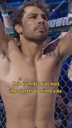 Alexandre Pantoja Instagram - O #TBT de hoje é para relembrar a conquista de cinturão do @Pantoja_Oficial, que completou um ano nessa semana! 🏆 

O brasileiro já defendeu o título duas vezes desde então! Quem aí se emocionou com a vitória dele? 🇧🇷

Relembre esse momento no especial “Dia de Campeão”, que você assiste no @UFCFightPassBR!