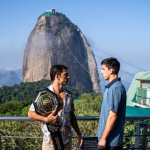 Alexandre Pantoja Instagram - Deus obrigado por tudo que está fazendo na minha vida. Agradeço a cada pessoa que faz esse momento ser possível. Ainda me sinto um menino que descia do prédio para jogar bola na praia de copacabana, porém agora sou um homem e volto ao Rio de Janeiro como campeão mundial do @ufc @ufc_brasil 

#riodejaneiro #copacabana #ufc #arraialdocabo