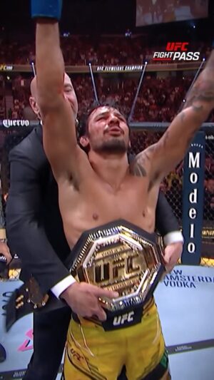 Alexandre Pantoja Instagram - Quem não se emocionou no dia em que o 🇧🇷 @Pantoja_Oficial conquistou o cinturão peso-mosca? 🏆

Quem é assinante do @UFCFightPassBR já pode garantir seu ingresso para ver o campeão de perto no #UFC301, no dia 4 de maio! 

Acesse no link da bio e compre na pré-venda! 🎟