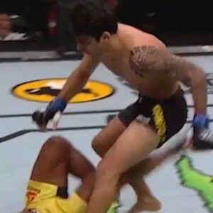 Alexandre Pantoja Instagram - 🇧🇷: Se piscar, leva
🇺🇲: If you blink, you'll get hit