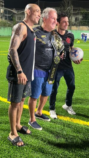 Alexandre Pantoja Instagram - ⚫️🔴
E no começo da #fightweek tivemos a honra de estar ao lado desse ídolo! 

É falar sobre paixão, arte, esporte! ⚽️
Nosso galinho!

#ufc301 #galinho