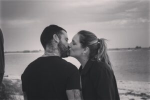 Alexandre Santos Instagram - Faço este texto como forma de agradecer à mulher que me está a transformar numa pessoa melhor, que me lima para ser um melhor profissional, que me ajuda a tomar decisões importantes, entre muito mais coisas. Obrigado por seres um dos pilares mais importantes da minha vida 🤍 és sem dúvida um exemplo de mulher, obrigado ao universo por me teres metido este ser humano na minha vida que me apoia incondicionalmente em tudo, e que sabe sempre o que dizer quando estou num dia menos bom.  Podia dizer que contigo irei conquistar o universo, mas o meu universo és tu! O plano é mesmo conquistar-te #todososdias 🤍 love you 🤍 222
