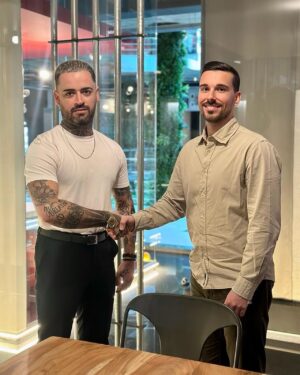Alexandre Santos Instagram - Anader years, anader contracts 🤝 feliz por fazer parte da família @prozisportugal por mais um ano, Gunada na Prozis, este ano vão ser só bois de cabedal… e de cara 😎😂 Promo Code: GUNADA 😎