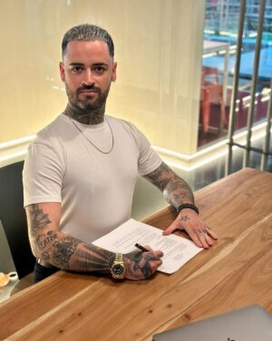 Alexandre Santos Instagram - Anader years, anader contracts 🤝 feliz por fazer parte da família @prozisportugal por mais um ano, Gunada na Prozis, este ano vão ser só bois de cabedal… e de cara 😎😂 Promo Code: GUNADA 😎