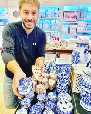 Alexandros Bourdoumis Instagram - ‘’Σήμερα είναι μια καλή μέρα για να αλλάξετε όλη την ατμόσφαιρα του σπιτιού σας με μικρές πινελιές!  Σταμάτησα από το κατάστημα Madame Coco στο κέντρο της Αθήνας, το οποίο προσφέρει κομψά προϊόντα για να δημιουργήσετε ένα ξεχωριστό στυλ στα σπίτια σας με τις συνεχώς ανανεωμένες συλλογές του.  Επιστρέφω ξανά σπίτι με κομψά και γαλλικής έμπνευσης προϊόντα.’’ Online στο https://gr.madamecoco.com/
#madamecocogreece #madamecocogr #homeware #cookware #deco #porcelain @madamecocogr 
Photo by @lenakidrs