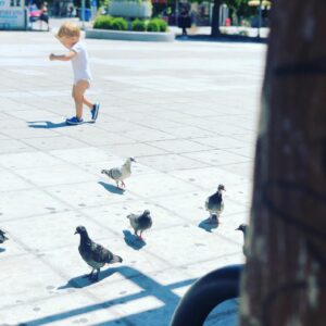Alexandros Bourdoumis Instagram - Τα παιδιά σου δεν είναι παιδιά σου
Είναι οι γιοι και οι κόρες της λαχτάρας της Ζωής για τη Ζωή.
Δημιουργούνται διαμέσου εσένα, αλλά όχι από σένα
Κι αν και βρίσκονται μαζί σου, δε σου ανήκουν.

Μπορείς να τους δώσεις την αγάπη σου, αλλά όχι τις σκέψεις σου
Αφού ιδέες έχουν δικές τους.
Μπορείς να δίνεις μια στέγη στο σώμα τους, αλλά όχι και στις ψυχές τους
Αφού οι ψυχές τους κατοικούν στο σπίτι του αύριο
που εσύ δεν πρόκειται να επισκεφτείς ούτε και στα όνειρά σου.
Μπορείς να προσπαθήσεις να τους μοιάσεις
αλλά μη γυρέψεις να τα κάνεις σαν εσένα
Αφού η ζωή δεν πάει προς τα πίσω ούτε ακολουθεί στο δρόμο του το χτες

Είσαι το τόξο από το οποίο τα παιδιά σου
ωσάν ζωντανά βέλη ξεκινάνε για να πάνε μπροστά.

Ο Τοξότης βλέπει στόχο στη γραμμή του Απείρου
και σε λυγίζει με τη δύναμή Του ώστε οι σαΐτες Του
να φύγουν γοργά και να φτάσουν μακριά.
Δεχτείτε το λύγισμά σας στα χέρια Του με χαρά.
γιατί αυτός, όπως αγαπά τη σαΐτα που εκτοξεύεται
αγαπά και τόξο που είναι σταθερό.

Χαλίλ Γκιμπράν, «Ο προφήτης», 

@lenakidrs #αναστάσης #οικογένεια #αγάπη #δεσμός #φώς