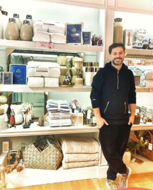 Alexandros Bourdoumis Instagram - Επισκέφτηκα σήμερα ένα από τα πιο όμορφα καταστήματα στο κέντρο της Αθήνας!  Τα Χριστούγεννα είναι προ των πυλών και ποιος καλύτερος τρόπος για να γιορτάσετε την πιο χαρούμενη εποχή του χρόνου από το να διακοσμήσετε γιορτινά τα υπέροχα σπίτια σας; Η Madame Coco είναι εδώ για να πραγματοποιήσει αυτή την επιθυμία σας με απίστευτες γιορτινές εκπτώσεις σε επιλεγμένα προϊόντα, έως και 50%!

Από είδη τραπεζαρίας έως μαγειρικά σκεύη και από κουβέρτες μέχρι χαλιά, μπορείτε εύκολα και γρήγορα να φτιάξετε το κλίμα των διακοπών στους χώρους σας, όπως έκανα κι εγώ!

Μην χάσετε αποκλειστικές χριστουγεννιάτικες προσφορές στο πλησιέστερο κατάστημα Madame Coco ή στο https://gr.madamecoco.com/
@madamecocogr #madamecocogreece #madamecocogr #homeware #cookware #deco #porcelain photo credit by @lenakidrs 📸