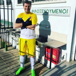 Alexandros Bourdoumis Instagram - Είτε φιλοξενούμενος,είτε γηπεδούχος η χαρά του παιχνιδιού είναι πάντα η ίδια! #σεη #footballstories @greekactorsunionfootballteam @cap.sport @goalkeeper_gloves_greece #ngagloves #goalkeeper