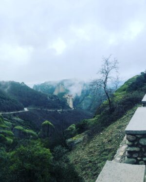 Alexandros Bourdoumis Instagram - Αν θέλεις να λέγεσαι άνθρωπος
δεν θα πάψεις ούτε στιγμή ν΄αγωνίζεσαι για την ειρήνη και
για το δίκαιο.

Θα βγείς στους δρόμους, θα φωνάξεις, τα χείλια σου θα
ματώσουν απ΄τις φωνές
το πρόσωπό σου θα ματώσει από τις σφαίρες – μα ούτε βήμα πίσω.

Κάθε κραυγή σου μια πετριά στα τζάμια των πολεμοκάπηλων
Κάθε χειρονομία σου σα να γκρεμίζει την αδικία.Και πρόσεξε: μη ξεχαστείς ούτε στιγμή.

Έτσι λίγο να θυμηθείς τα παιδικά σου χρόνια
αφήνεις χιλιάδες παιδιά να κομματιάζονται την ώρα που παίζουν ανύποπτα στις
πολιτείες
μια στιγμή αν κοιτάξεις το ηλιοβασίλεμα
αύριο οι άνθρωποι θα χάνουνται στη νύχτα του πολέμου
έτσι και σταματήσεις μια στιγμή να ονειρευτείς
εκατομμύρια ανθρώπινα όνειρα θα γίνουν στάχτη κάτω από τις οβίδες.

Δεν έχεις καιρό
δεν έχεις καιρό για τον εαυτό σου
αν θέλεις να λέγεσαι άνθρωπος. 

#γιαννηςριτσος #meteora #roadtrip @grand_meteora_hotel 🙏