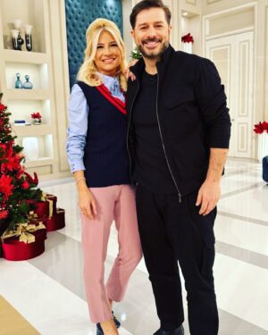 Alexandros Bourdoumis Instagram - Μύρισε Χριστούγεννα σήμερα με τη @fayskorda στο @prwinomas στον @skaitv.gr #interview #goodtimes #greatconversation Drewsed by @parthenisofficial @orsaliaparthenis 
Grooming by @stauros_vafiadis @1900_the_barbershop