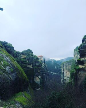 Alexandros Bourdoumis Instagram - Αν θέλεις να λέγεσαι άνθρωπος
δεν θα πάψεις ούτε στιγμή ν΄αγωνίζεσαι για την ειρήνη και
για το δίκαιο.

Θα βγείς στους δρόμους, θα φωνάξεις, τα χείλια σου θα
ματώσουν απ΄τις φωνές
το πρόσωπό σου θα ματώσει από τις σφαίρες – μα ούτε βήμα πίσω.

Κάθε κραυγή σου μια πετριά στα τζάμια των πολεμοκάπηλων
Κάθε χειρονομία σου σα να γκρεμίζει την αδικία.Και πρόσεξε: μη ξεχαστείς ούτε στιγμή.

Έτσι λίγο να θυμηθείς τα παιδικά σου χρόνια
αφήνεις χιλιάδες παιδιά να κομματιάζονται την ώρα που παίζουν ανύποπτα στις
πολιτείες
μια στιγμή αν κοιτάξεις το ηλιοβασίλεμα
αύριο οι άνθρωποι θα χάνουνται στη νύχτα του πολέμου
έτσι και σταματήσεις μια στιγμή να ονειρευτείς
εκατομμύρια ανθρώπινα όνειρα θα γίνουν στάχτη κάτω από τις οβίδες.

Δεν έχεις καιρό
δεν έχεις καιρό για τον εαυτό σου
αν θέλεις να λέγεσαι άνθρωπος. 

#γιαννηςριτσος #meteora #roadtrip @grand_meteora_hotel 🙏