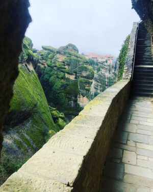 Alexandros Bourdoumis Instagram - Αν θέλεις να λέγεσαι άνθρωπος
δεν θα πάψεις ούτε στιγμή ν΄αγωνίζεσαι για την ειρήνη και
για το δίκαιο.

Θα βγείς στους δρόμους, θα φωνάξεις, τα χείλια σου θα
ματώσουν απ΄τις φωνές
το πρόσωπό σου θα ματώσει από τις σφαίρες – μα ούτε βήμα πίσω.

Κάθε κραυγή σου μια πετριά στα τζάμια των πολεμοκάπηλων
Κάθε χειρονομία σου σα να γκρεμίζει την αδικία.Και πρόσεξε: μη ξεχαστείς ούτε στιγμή.

Έτσι λίγο να θυμηθείς τα παιδικά σου χρόνια
αφήνεις χιλιάδες παιδιά να κομματιάζονται την ώρα που παίζουν ανύποπτα στις
πολιτείες
μια στιγμή αν κοιτάξεις το ηλιοβασίλεμα
αύριο οι άνθρωποι θα χάνουνται στη νύχτα του πολέμου
έτσι και σταματήσεις μια στιγμή να ονειρευτείς
εκατομμύρια ανθρώπινα όνειρα θα γίνουν στάχτη κάτω από τις οβίδες.

Δεν έχεις καιρό
δεν έχεις καιρό για τον εαυτό σου
αν θέλεις να λέγεσαι άνθρωπος. 

#γιαννηςριτσος #meteora #roadtrip @grand_meteora_hotel 🙏