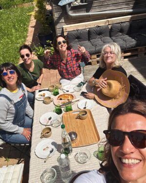 Alexia Laroche-Joubert Instagram - WE de filles avec ma tribu des folles dingues et petite visite à notre amie Flavie bretonne d’adoption