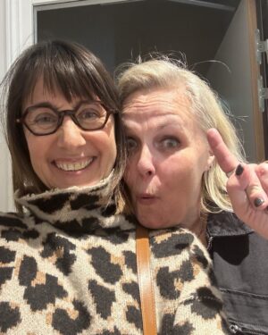 Alexia Laroche-Joubert Instagram - Avec ma @valoulagitane à la fin de son spectacle . Tellement drôle, touchant et je pensais pas être à ce point là avec elle sur scène son Staline sous coke 😂 vous comprendrez l’image en allant la voir en tournée