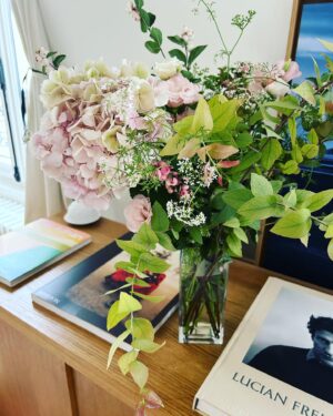 Alexia Laroche-Joubert Instagram - Quand mon amoureux @mathieugrin se dit que cette journée est importante pour moi, cela donne un bouquet tellement gros que j’ai dû le diviser en trois @banijayfrance