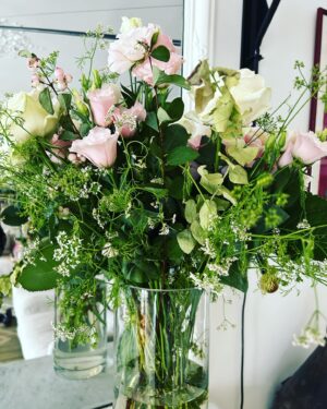 Alexia Laroche-Joubert Instagram - Quand mon amoureux @mathieugrin se dit que cette journée est importante pour moi, cela donne un bouquet tellement gros que j’ai dû le diviser en trois @banijayfrance