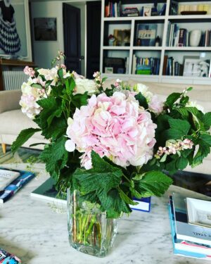 Alexia Laroche-Joubert Instagram - Quand mon amoureux @mathieugrin se dit que cette journée est importante pour moi, cela donne un bouquet tellement gros que j’ai dû le diviser en trois @banijayfrance