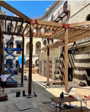 Alexia Laroche-Joubert Instagram - Rénovation de la passerelle du premier étage de #fortboyard qui implique aussi d’avoir refait la salle du trésor. Une très belle collaboration avec @ma_charente_maritime merci à eux pour ce chantier d’envergure