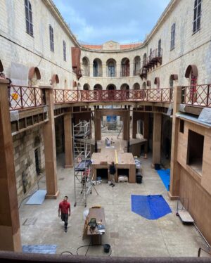 Alexia Laroche-Joubert Instagram - Rénovation de la passerelle du premier étage de #fortboyard qui implique aussi d’avoir refait la salle du trésor. Une très belle collaboration avec @ma_charente_maritime merci à eux pour ce chantier d’envergure