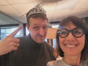 Alexia Laroche-Joubert Instagram - Fin de règne pour moi, je passe la couronne de la société @missfranceoff à son nouveau président @fredogilb ensemble nous avons célébré le 100e anniversaire des concours de beauté , couronné 4 miss France et eu un record d’audience et dit adieu à sa fondatrice Geneviève de Fontenay. C’est l’une des plus belles émissions que j’ai produite, je sais qu’elle est dans de bonnes mains