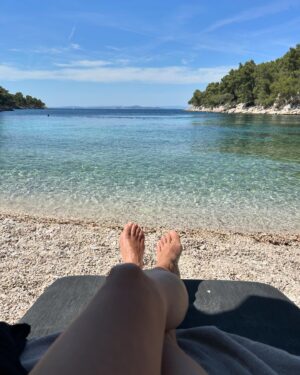 Alexia Laroche-Joubert Instagram - Il reste encore des lieux où le monde en furie n’est pas @littlegreenbay