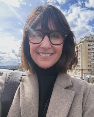 Alexia Laroche-Joubert Instagram - Merci à @afflelou pour cette jolie lunette qu’ils m’ont offertes. Le modèle s’appelle Caractère je pense qu’ils m’ont bien choisie pour les porter 😂