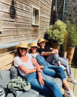 Alexia Laroche-Joubert Instagram - WE de filles avec ma tribu des folles dingues et petite visite à notre amie Flavie bretonne d’adoption