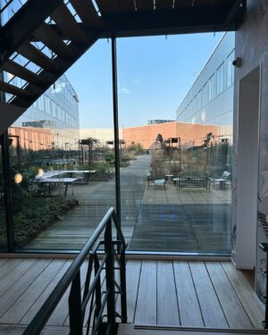 Alexia Laroche-Joubert Instagram - Visite des locaux @netflix à Amsterdam qui est le siège de EMEA un exemple pour donner envie aux salariés de venir au travail par plein d’espaces partagés