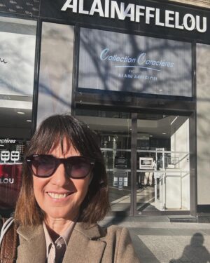 Alexia Laroche-Joubert Instagram - Merci à @afflelou pour cette jolie lunette qu’ils m’ont offertes. Le modèle s’appelle Caractère je pense qu’ils m’ont bien choisie pour les porter 😂