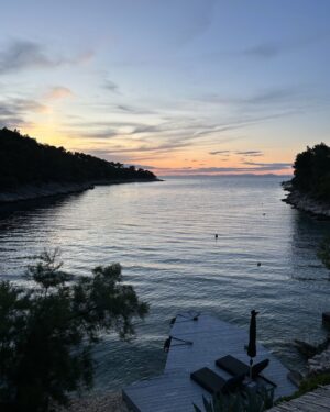 Alexia Laroche-Joubert Instagram - Et voilà ma vue pour les trois prochains jours @littlegreenbay #beaute#sauvage#remoteplace