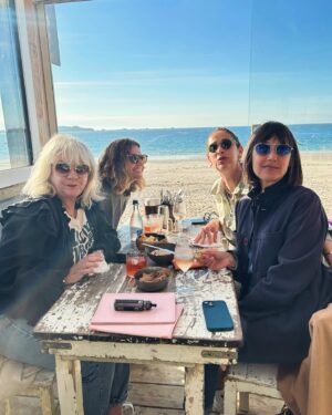 Alexia Laroche-Joubert Instagram - WE de filles avec ma tribu des folles dingues et petite visite à notre amie Flavie bretonne d’adoption