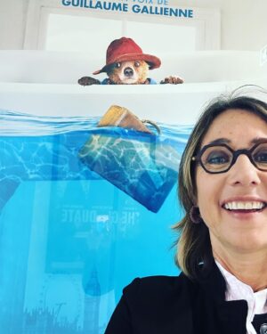 Alexia Laroche-Joubert Instagram - En rendez-vous @studiocanal.fr je n’ai pas pu résister à poser avec mon héros enfantin préféré #padington