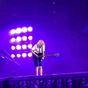 Alexis Ayala Instagram - ACDC 🙌🏻🔥🇬🇧✨️
El mejor regalo que le pude dar al MR @alexisayala 🖤 y a mi también! 
Hace unos meses me mando una foto de la gira de ACDC y me puso: -Mira, ya nunca los vi.... (es la última gira de ellos) 
Perooooo No contaba con mi astucia y PUM lo sorprendí con los boletos, reservas, all inclusive, para que no hubiera ningún no puedo.✈️
TE AMO! 
FÉLIZ CUMPLEAÑOS MUY ADELANTADO!!

#acdc #wembley #london
