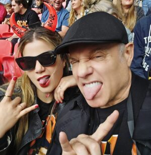 Alexis Ayala Instagram - ACDC 🙌🏻🔥🇬🇧✨️
El mejor regalo que le pude dar al MR @alexisayala 🖤 y a mi también! 
Hace unos meses me mando una foto de la gira de ACDC y me puso: -Mira, ya nunca los vi.... (es la última gira de ellos) 
Perooooo No contaba con mi astucia y PUM lo sorprendí con los boletos, reservas, all inclusive, para que no hubiera ningún no puedo.✈️
TE AMO! 
FÉLIZ CUMPLEAÑOS MUY ADELANTADO!!

#acdc #wembley #london