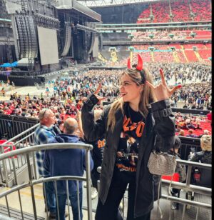Alexis Ayala Instagram - ACDC 🙌🏻🔥🇬🇧✨️
El mejor regalo que le pude dar al MR @alexisayala 🖤 y a mi también! 
Hace unos meses me mando una foto de la gira de ACDC y me puso: -Mira, ya nunca los vi.... (es la última gira de ellos) 
Perooooo No contaba con mi astucia y PUM lo sorprendí con los boletos, reservas, all inclusive, para que no hubiera ningún no puedo.✈️
TE AMO! 
FÉLIZ CUMPLEAÑOS MUY ADELANTADO!!

#acdc #wembley #london