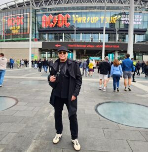 Alexis Ayala Instagram - ACDC 🙌🏻🔥🇬🇧✨️
El mejor regalo que le pude dar al MR @alexisayala 🖤 y a mi también! 
Hace unos meses me mando una foto de la gira de ACDC y me puso: -Mira, ya nunca los vi.... (es la última gira de ellos) 
Perooooo No contaba con mi astucia y PUM lo sorprendí con los boletos, reservas, all inclusive, para que no hubiera ningún no puedo.✈️
TE AMO! 
FÉLIZ CUMPLEAÑOS MUY ADELANTADO!!

#acdc #wembley #london
