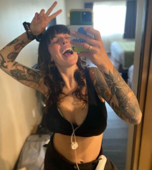 Alexis Krauss Instagram - peace, love and pumping ✌🏼

happy being a lactating rock and roll human. stoked for tomorrow’s set. see you at the orion stage at 2:45 ✨🦄✨

@justlikeheavenfest