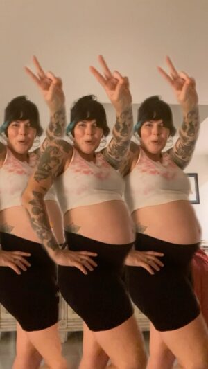 Alexis Krauss Instagram - needed to move my body after two awesome but long days in a vocal booth recording @sleighbells vocals.

instead of just obsessively watching all the @beyonce tour videos from this weekend, me and the lil 31 week old bean decided to dance in tribute to the queen 🐝 and blue ivy 💙

this was the most fun i’ve had alone on a monday night in a long time 🥰 

sometimes it’s easy being this pregnant to give into just sitting on the couch eating snacks with my feet up, but damn did this feel good 💃🏻

also I think all this dancing gave him the hiccups 😳

#proximalhumerusfracture #31weekspregnant #mypower #blueivyrenaissancetour